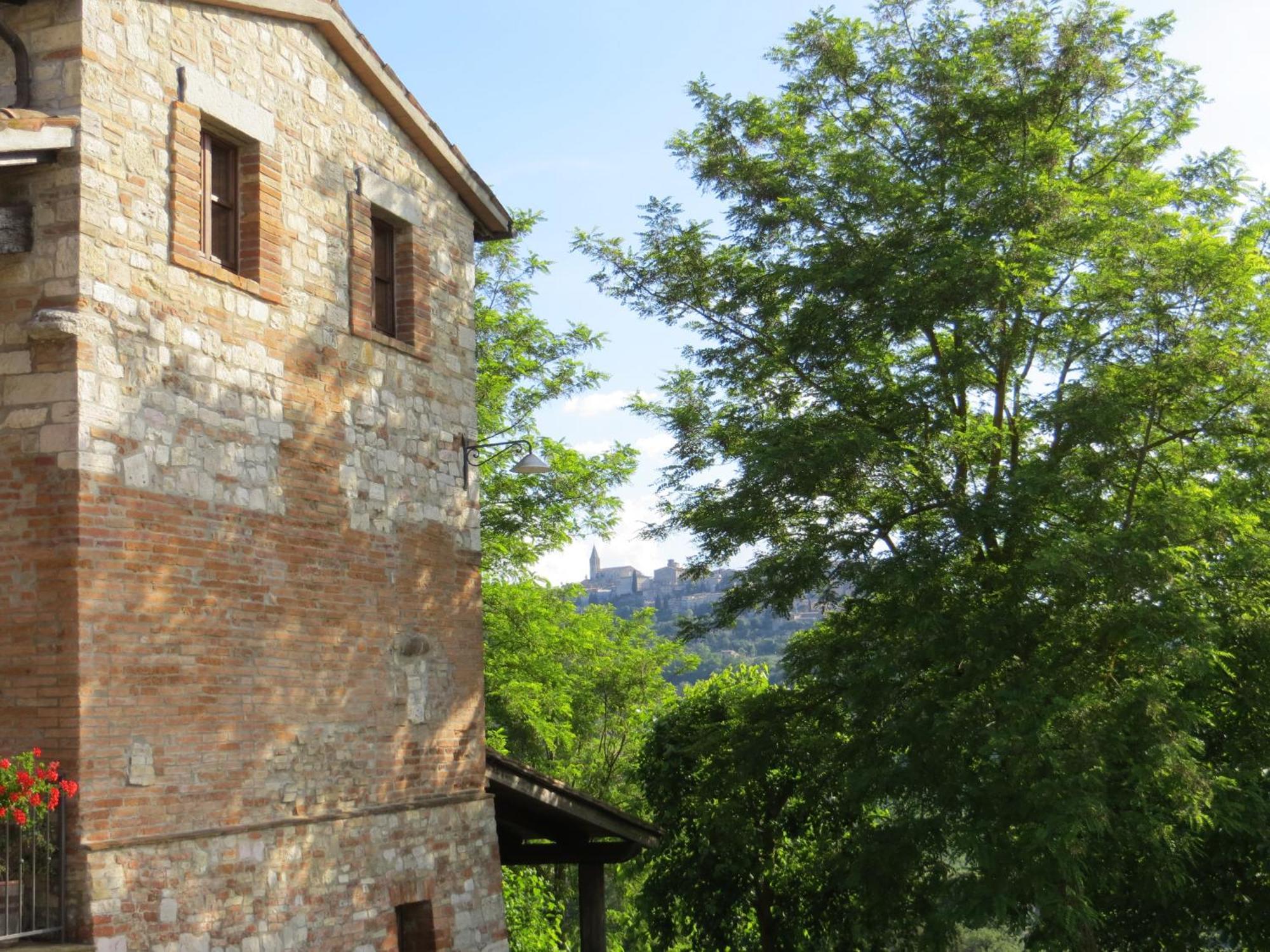 Agriturismo Casale Delle Lucrezie Тоди Екстериор снимка